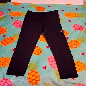 NWOT Second Skin Capri Leggings size Small
